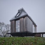 three-quarter-view-raised-stilts-foggy-landscape-cabin-devin-ark-shelter-archekta-boysplaynice-archeyes.jpg